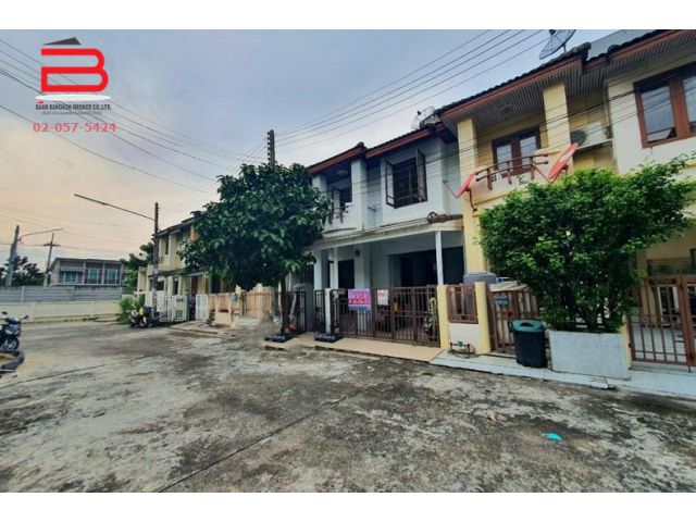 ทาวน์เฮาส์ หมู่บ้าน ชมฟ้า-วารางกูล คลอง 2 เนื้อที่ 20.1 ตรว. ถนนพหลโยธิน อ.ธัญบุรี จ.ปทุมธานี