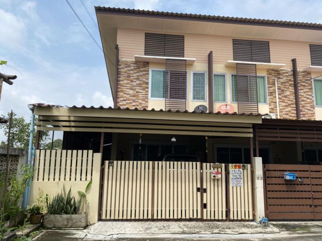 ขายทาวน์เฮ้าส์ 2 ชั้น หมู่บ้านเหนือฟ้าโฟร์ (รหัสทรัพย์202272) ซอยบ้านกล้วย-ไทรน้อย ซอย8 ต.พิมลราช อ.บางบัวทอง จ.นนทบุรี