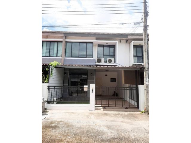 ทาวน์โฮม 2 ชั้น #หมู่บ้านเดอะวิลล่า รามคำแหง 174 รีโนเวทใหม่ ด้านหน้าต่อเติมโรงจอดรถพร้อมหลังคา ใกล้รถไฟฟ้าสายสีส้ม