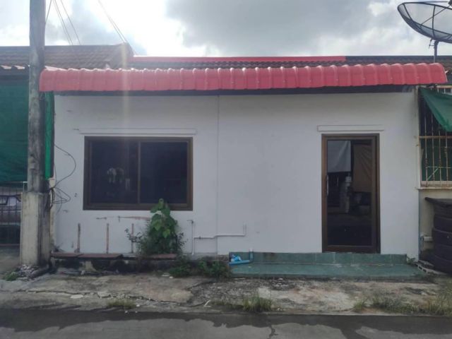 บ้านทาวน์เฮ้าชุมชนวัดวังหิน 20ตรว. 1.35ล้าน 2ห้องนอน 2ห้องน้ำ 1ห้องรับแขก 1ห้องครัว 1ห้องอเนกประสงค์ ด้านหลังต่อเติม ปูพื้น กระเบื้องหลังคาใหม่ทั้งหลัง