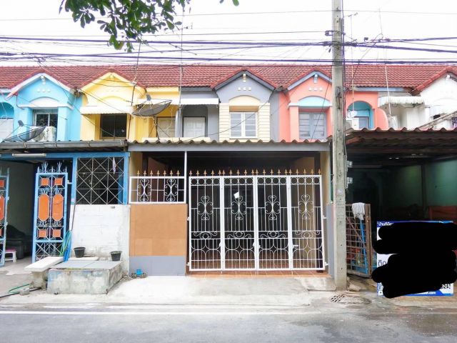 ขาย ทาวน์เฮ้าส์ หมู่บ้านเด่นทอง ขนาด 20 ตร.วา ซอยเทพารักษ์ 82 เมืองสมุทรปราการ
