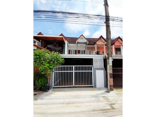 ทาวน์เฮาส์ 2 ชั้นบนถนนเมนหลัก พร้อมอยู่ #หมู่บ้านสินออนันต์ คู้ขวา เลียบวารี 55 หน้าบ้าน และหลังบ้านไม่ชนใคร