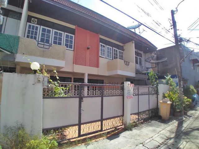 ขายทาวน์เฮ้าส์ 2 ชั้น 2 หลังติดกัน หมู่บ้านเข็มเพชร ถนนรามคำแหง58/4 โทร 085-8704857 พื้นที่ 32 ตร.ว. - 05722