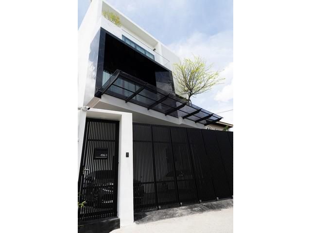 ขายบ้านสร้างใหม่ สไตล์โมเดิร์น 3 ชั้น สุขุมวิท 65