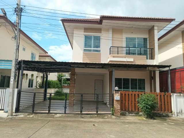 บ้านเดี่ยว 2 ชั้น #หมู่บ้านเต็มสิริ วิลเลจ ด้านข้างบ้านมีสนามหญ้า ด้านหลังมีพื้นที่ซักล้างถนนในซอยกว้าง 5 เมตร มีรถเมล์