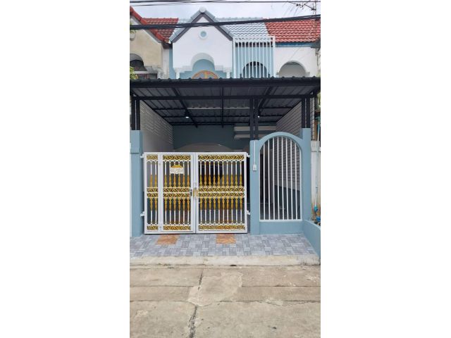 ทาวน์เฮาส์ 2 ชั้นบ้านตกแต่งใหม่ #หมู่บ้านฉัตรเกล้าวิลล่า นวมินทร์153 มีระเบียงด้านหน้าและด้านหลัง อยู่บนทำเลศักยภาพ