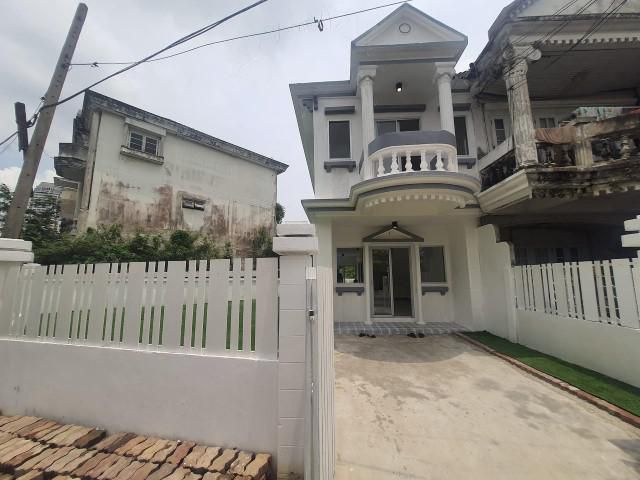 ให้เช่า /ขาย ทาวน์โฮมหลังริมย่านบางนา กม 5
