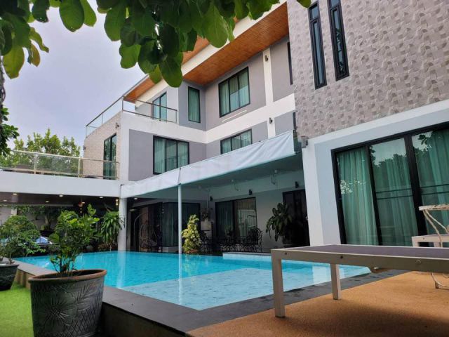 บ้าน 3 ชั้น พร้อมสระว่ายน้ำLuxury Private Pool villa for sale Pattaya Soi khaotalo