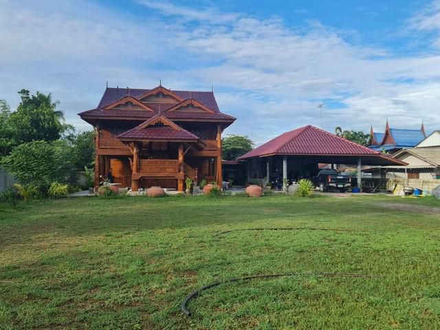 ขายบ่านไม้สัก 2 ชั้น ใกล้ตลาดสดเทศบางเมืองเพชร