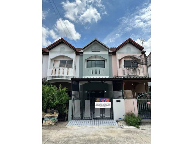 ทาวน์เฮ้าส์ 2 ชั้น #หมู่บ้านมารวย ตกแต่งพร้อมอยู่ ห้องนอนด้านหน้ามีระเบียง ด้านหลังมีพื้นที่ปูกระเบื้องเรียบร้อย