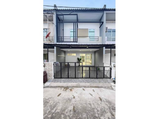ทาวน์โฮม 2 ชั้นรีโนเวทใหม่ มีระเบียงด้านหน้า พร้อมอยู่ #หมู่บ้านเดอะทรัสต์ทาวน์ ลำลูกกา-หทัยราษฎร์ ใกล้รถไฟฟ้าสายสีเขียว