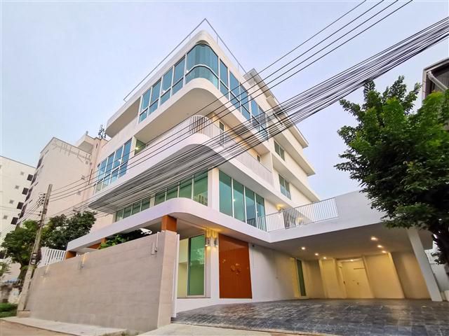 HS0556 ขายบ้าน-โฮมออฟฟิศ 5 ชั้นทำเลอ่อนนุช มีลิฟท์กระจกใส พื้นที่ใช้สอย 622 ตรม.