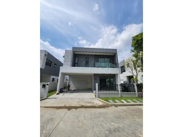 ให้เช่าบ้านเดี่ยว2ชั้น หลังใหม่ เนื้อที่ 50 ตารางวา 4 ห้องนอน 4 ห้องน้ำ หมู่บ้านเซนโทรบางนา ใกล้เมกาบางนา