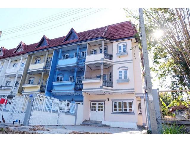ทาวน์เฮ้าส์ 3 ชั้น หมู่บ้านสันติ จ.เชียงใหม่