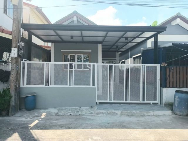 บ้านชั้นเดียวหลังคาแต่งสไลต์โมเดิร์น เป็นแบบพียูโฟม #หมู่บ้านอมรทรัพย์ ต่อเติมที่จอดรถหน้าบ้าน ปูกระเบื้องใหม่ทั้งหลัง