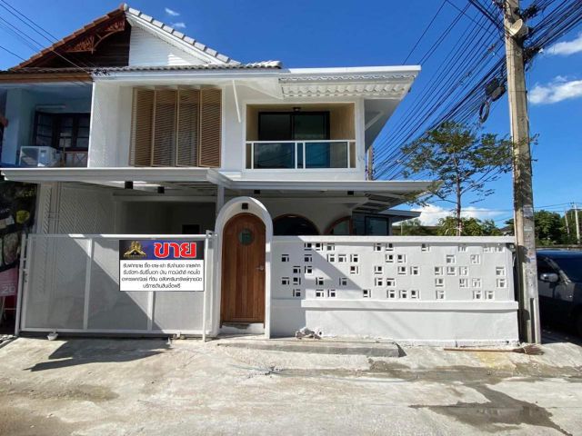 Design ประตู - หน้าต่างไม้แบบมินิมอลลงตัวกับระเบียงด้านหน้า ทาวน์เฮ้าส์ 2 ชั้นหลังริม #หมู่บ้านพฤกษา3 ต่อเติมห้องครัว