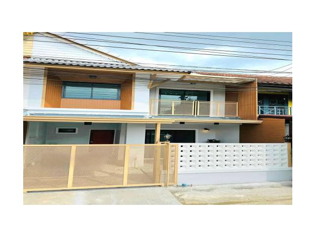 ทาวน์เฮ้าส์ 2 ชั้น 18 ตร.ว. รีโนเวทใหม่ทั้งหลัง สวยถูกใจ สไตล์มินิมอล