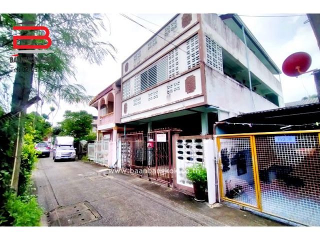 บ้านเดี่ยว 3 ชั้น แบ่งเป็นห้องเช่า ซอยบางกรวย 9 เนื้อที่ 25 ตร.ว อ.บางกรวย จ.นนทบุรี