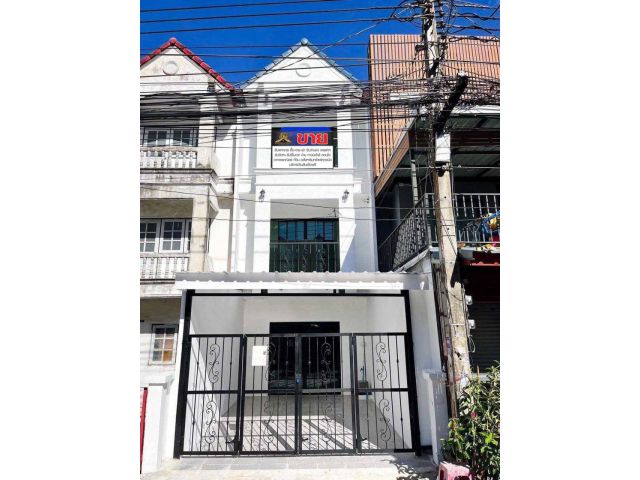 ทาวน์โฮม 3 ชั้น หน้ากว้าง 4 เมตร ใกล้ตลาดเอซีสายไหม #หมู่บ้านชลลดา ด้านหลังมีพื้นที่สำหรับนั่งพักผ่อน ด้านบนมีระเบียง