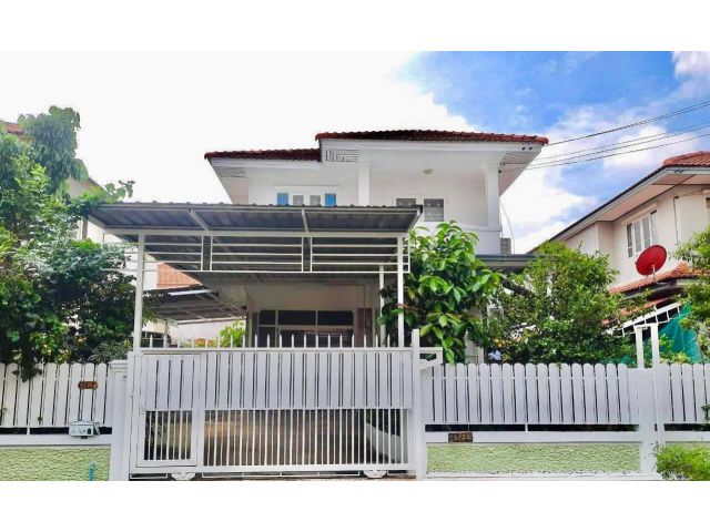 บ้านเดี่ยว  2 ชั้นพร้อมอยู่ #หมู่บ้านธวัชพงศ์ ชั้นบนปูปาร์เก้ขัด ชั้นล่างเปลี่ยนกระเบื้องใหม่ ระบบไฟเปลี่ยนใหม่