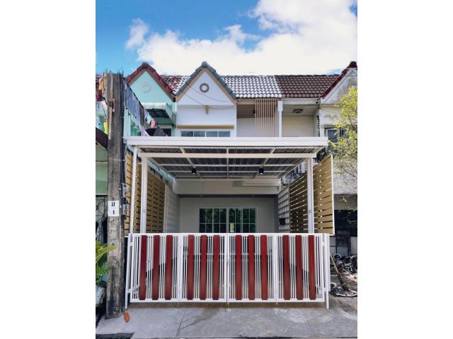 ทาวน์เฮ้าส์ 2 ชั้น #หมู่บ้านสุขหทัย มีระเบียงหน้าห้องนอน มีบริเวณซักล้างด้านหลังบ้าน  ต่อเติมห้องครัวพร้อมเคาน์เตอร์