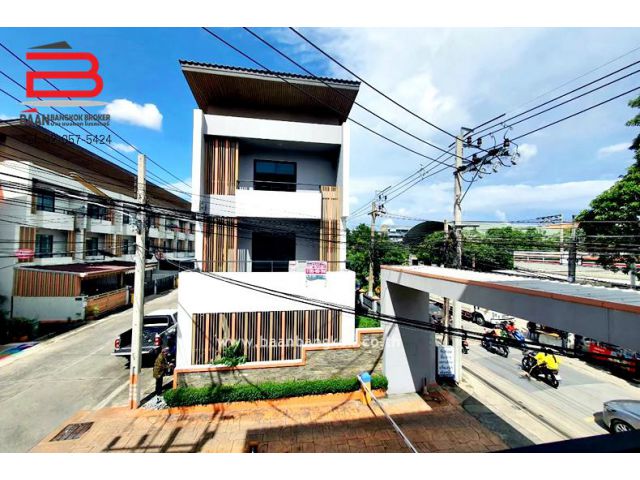 ทาวน์โฮม 3 ชั้น โครงการ เดอะ ซิมโฟนี่ นวมินทร์ 163 เนื้อที่ 44 ตร.ว. ถนนรามอินทรา เขตบึงกุ่ม