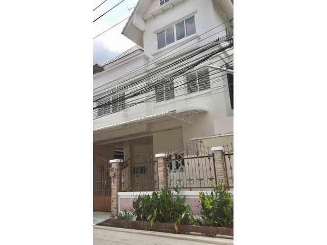 เช่าบ้านเดี่ยว 3 ชั้น พร้อมเฟอร์ฯ ใกล้ MRTสุทธิสาร