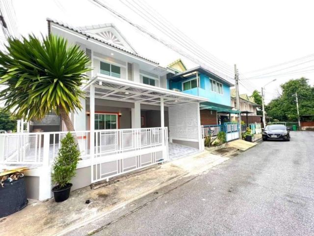 ทาวน์เฮ้าส์(หลังมุม) 2ชั้น หมู่บ้านพฤกษา30/1  ถนนวัดลาดปลาดุก  นนทบุรี
