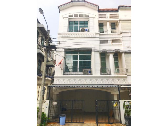 HR1553 ให้เช่าทาวโฮม 3.5 ชั้นย่าน ประดิษฐมนูธรรม 19 มี 3 ห้องนอน 4 ห้องน้ำ