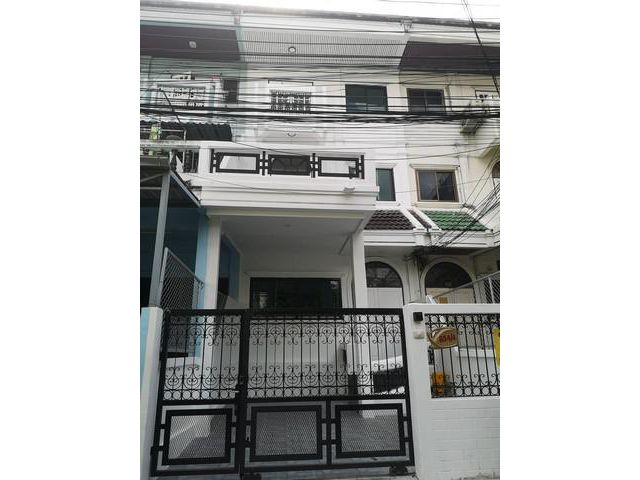 PP71 ขายทาวน์โฮม 3 ชั้น ถ.รัชดาภิเษก 3 (ซอยสถานทูตจีน) ซอยชานเมือง 4 หรือ ซอยอยู่เจริญ 21 รีโนเวทใหม่ ทั้งหลัง สามารถเดิ