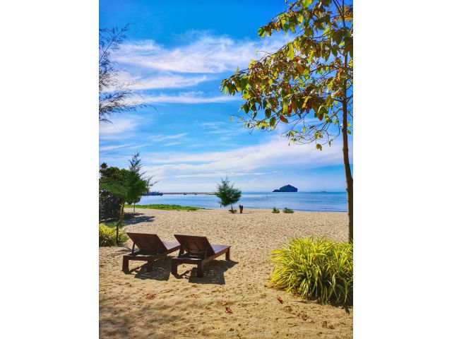 ขายที่ดินติดทะเล 2 ไร่ พร้อมบ้านพักตากอากาศติดหาดส่วนตัว คลองวาฬ อ.เมือง ประจวบคีรีขันธ์ ใกล้เส้นเพรชเกษม 3 กม. ทำเลดีมา