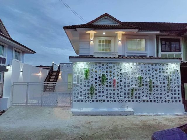 ขายทาวน์เฮ้าส์ 2ชั้น # 6 ห้องนอน ทำเลดี  ตกแต่งพร้อมอยู่ หมู่บ้านพฤกษา11 รังสิต คลอง3