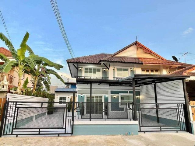 บ้านแฝด 2 ชั้น 35 ตร.ว. หมู่บ้านพฤกษา3 หน้าบ้านกว้าง บริเวณนั่งเล่นจัดสวนสวย ตกแต่งใหม่ทั้งหลัง ครบครัน การเดินทางสะดวก