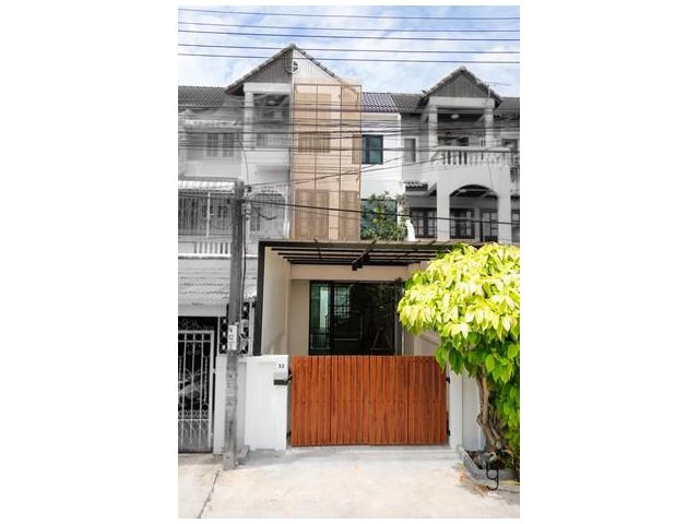 ขายด่วน ทาวน์โฮม 3 ชั้น รีโนเวทใหม่  บนทำเลทอง