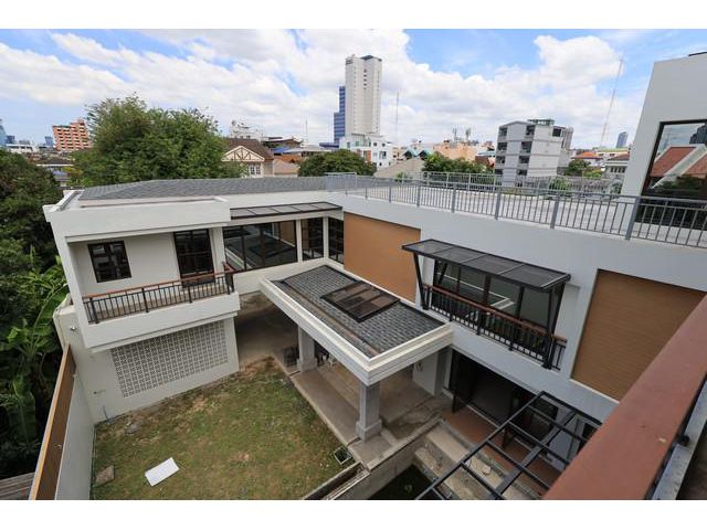 ขายบ้านเดี่ยว 3 ชั้น   229 ตรว.  ซ.อินทามระ41