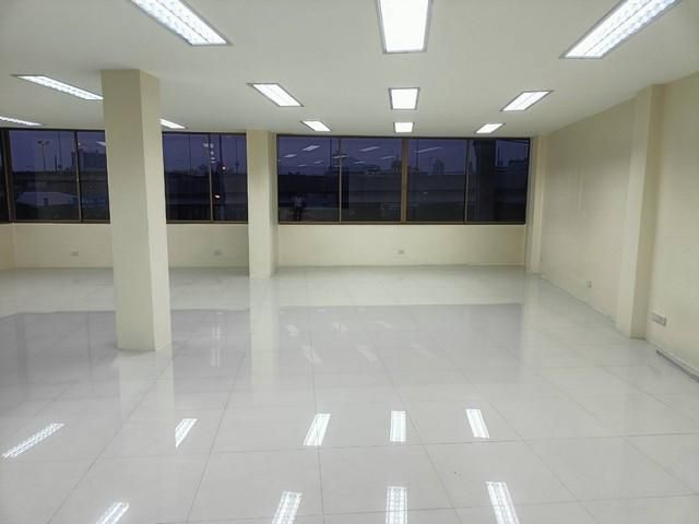 ให้เช่าอาคารสำนักงาน 4.5ชั้น พื้นที่ใช้สอย 450 ตร.ม. 7 ห้องทำงาน 5 ห้องน้ำ ใกล้สี่แยกถนนสาธุประดิษฐ์ตัดกับถนนรัชดาภิเษก