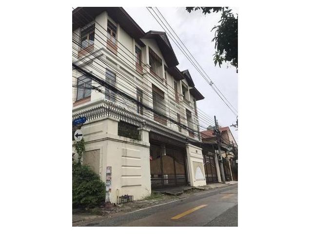 ขายบ้านเดี่ยว 3 ชั้น รัชดา 32 เนื้อที่ 150ตรว