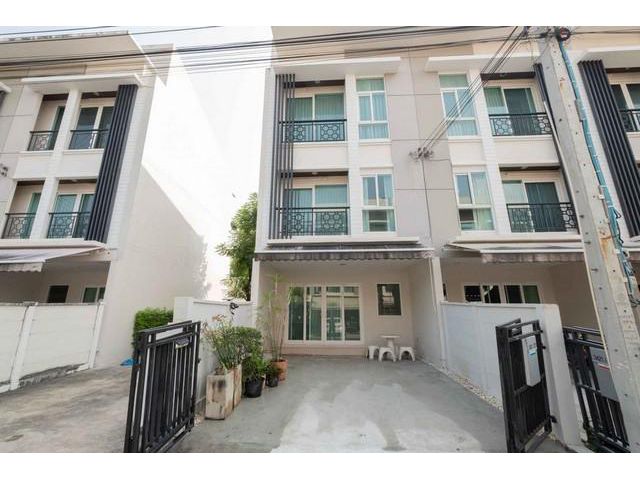 RT700 ให้เช่าและขายทาวน์โฮม 3 ชั้น 18 ตรว. 3 ห้องนอน 3 ห้องน้ำ บ้านกลางเมือง พระราม 9 (เลียบมอเตอร์เวย์) บ้านหลังมุม