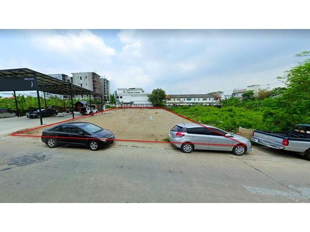ในหมู่บ้านหมื่นหลัง ที่ดินถมสูง 1,205ตรม. 305ตรว.
