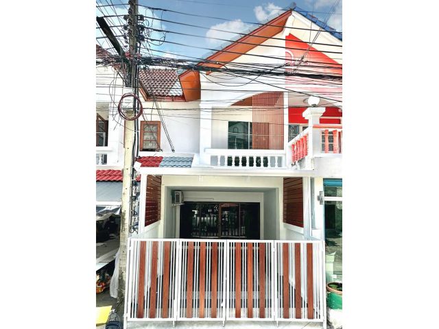 ทาวน์เฮาส์ 2 ชั้น #หมู่บ้านพัชรัฐ คู้บอน 27 มีระเบียงห้องนอนด้านหน้า-ด้านหลัง ทาสีใหม่ เปลี่ยนกระเบื้องใหม่ทั้งหลัง