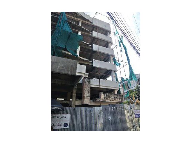 Land for sale with buildings closed road in the soi suitable apartment or hotel Thonglo