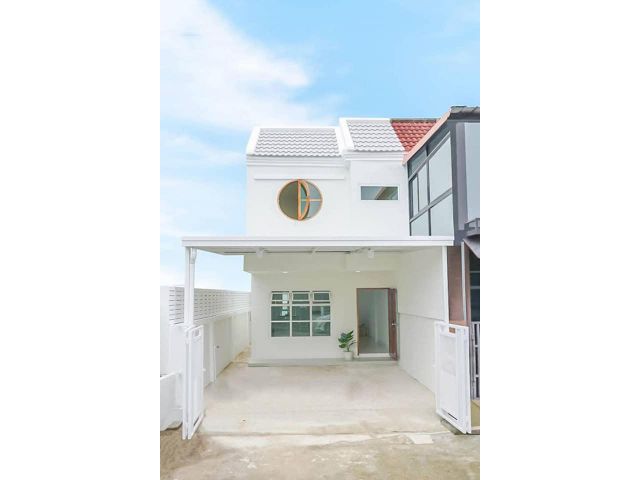 ทาวน์เฮ้าส์ 2 ชั้น(หลังมุม) 18.6 ตร.ว. หมู่บ้านพลอยคันทรี่ ท่าอิฐ รีโนเวทใหม่ บ้านสวยมาก สไตช์มินิมอล พร้อมอยู่
