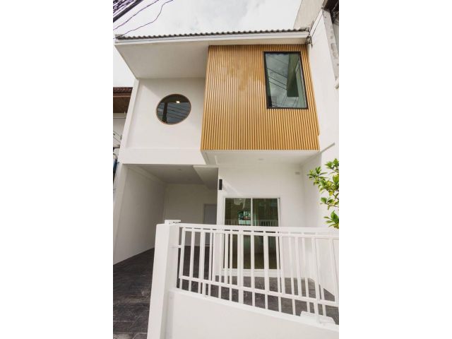 ขายทาวน์โฮมสันทราย จ.เชียงใหม่ สไตส์มินิมอล หลังม.พายัพ พื้นที่ใช้สอย 120 ตร.ม. ขายถูก