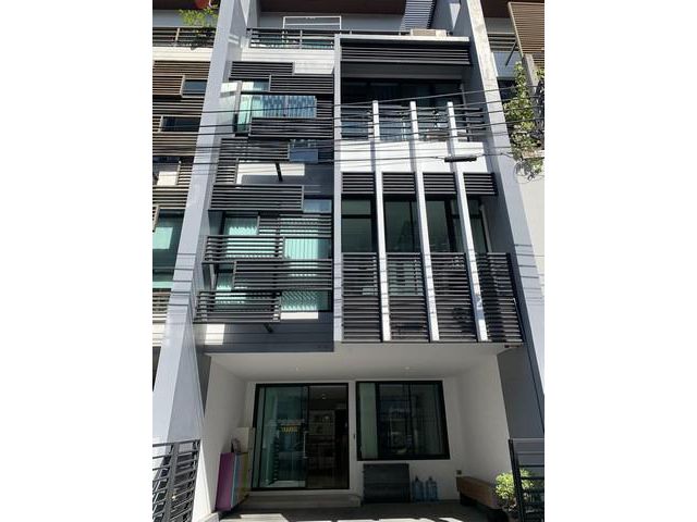 AT052 ขายโฮมออฟฟิศ 4 ชั้น เนื้อที่ 21.6 ตร.ว. พื้นที่ใช้สอย 232 ตรม. เนอวาน่า พระราม 9 ใกล้แอร์พอร์ตลิงค์ รามคำแหง