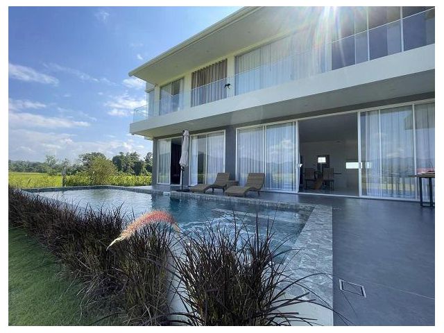 ขายบ้านดอยสะเก็ด จ.เชียงใหม่ บ้านกลางทุ่งนา วิวดอย 360 องศา มีสระว่ายน้ำพร้อมเฟอร์นิเจอร์