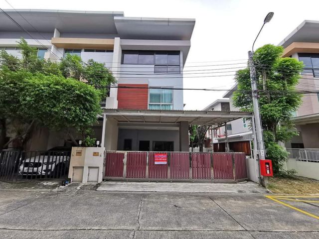 หมู่บ้านภัทรโมทาวน์  ทาวน์​โฮม​3ชั้น แจ้งวัฒนะ19