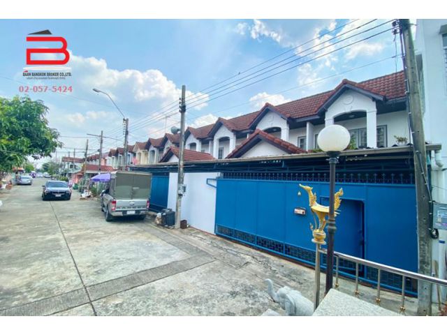 ทาวน์เฮาส์ 2 ชั้น (3 หลังติดกัน) โครงการ อรุณธร ออเงิน สุขาภิบาล 5 ซอย 45 เนื้อที่ 17 ตรว. ถนนกาญจนาภิเษก เขตสายไหม