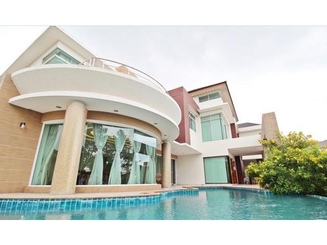 C2961 ขายบ้านเดี่ยว 2 ชั้น  บ้านปัญญารามอินทรา มีสระน้ำ สวนขนาดใหญ่ ใกล้ทางด่วน ซาฟารีเวิลด์