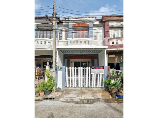 ทาวน์เฮ้าส์ 2 ชั้น #หมู่บ้านบุศรินทร์ ทำเลบางบัวทอง มีระเบียงด้านหน้า ด้านหน้ามีระเบียง หลังบ้านไม่ชนใครเน้นวิวธรรมชาติ