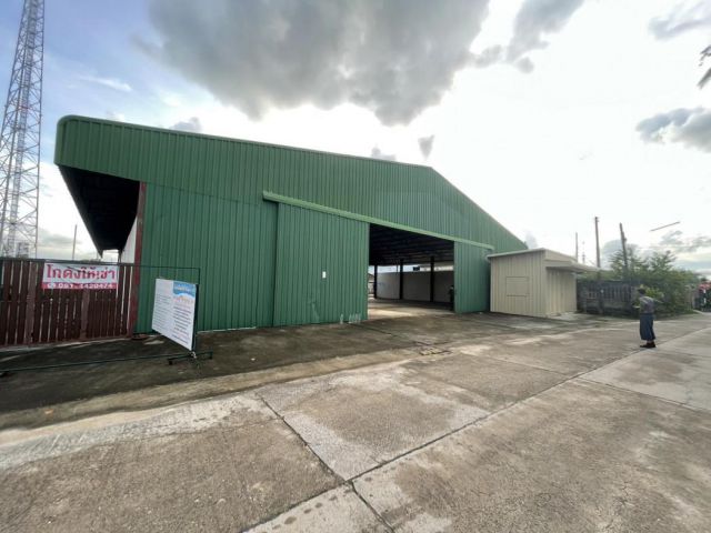 โกดัง สีเขียว ขนาดใหญ่ เทปูนรอบ พร้อมทำงาน รองรับคนได้จำนวนมาก